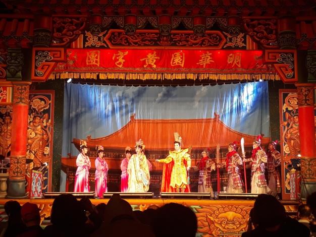 明華園黃字戲劇團演出經典劇碼-「太后出嫁」。