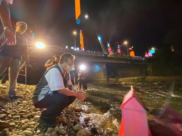 市長鄭文燦施放水燈，完成傳統放水燈儀式。