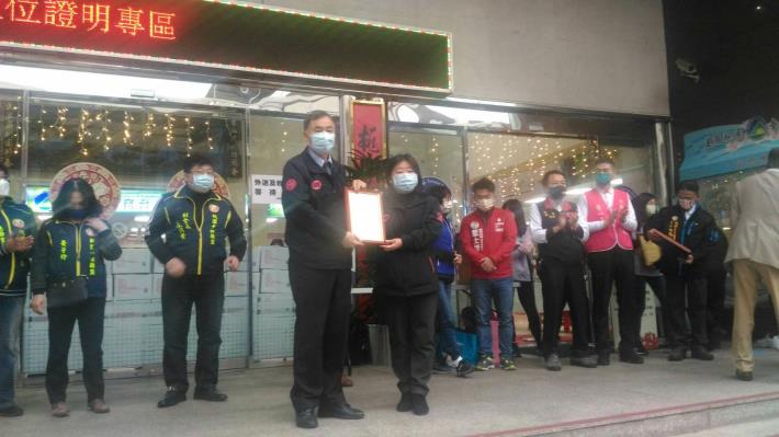 區長陳玉明代表頒發獎牌給捐助單位。
