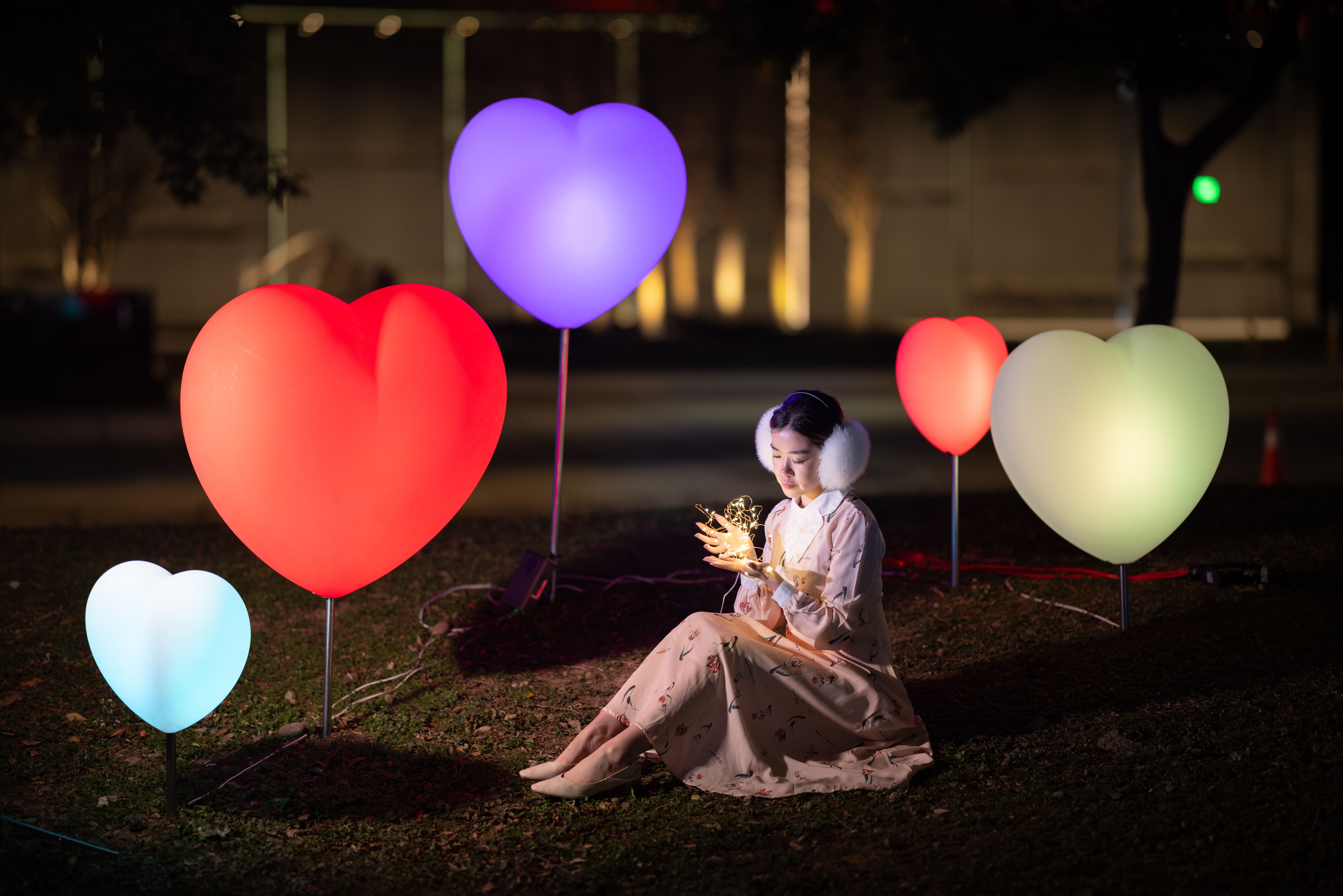 透過造型燈組營造浪漫的光環境。