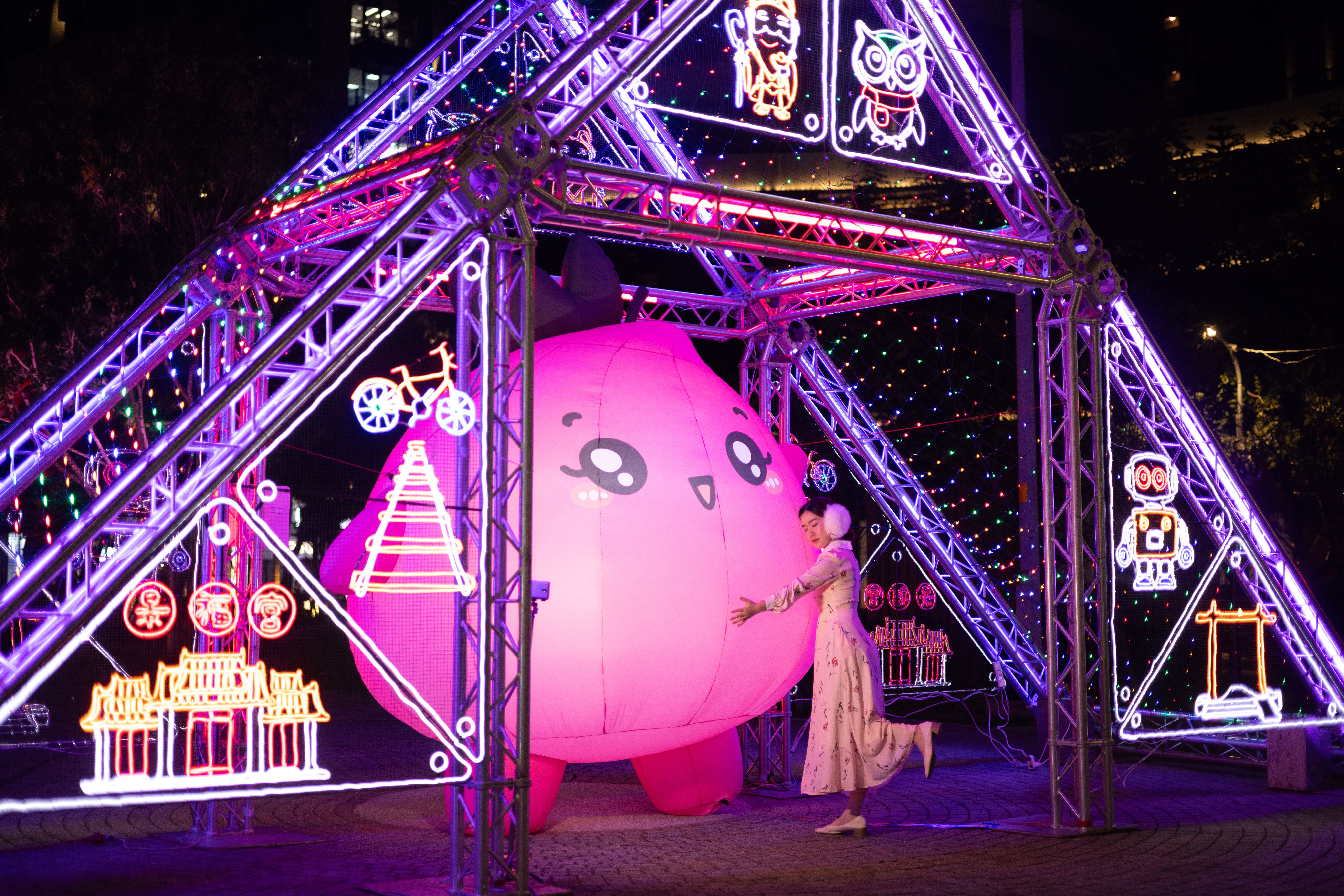 《桃園樂桃桃》融入桃園區地景,如景福宮、桃園神社、桃林鐵路、土地公、貓頭鷹等,用光與影交織出城市特色。