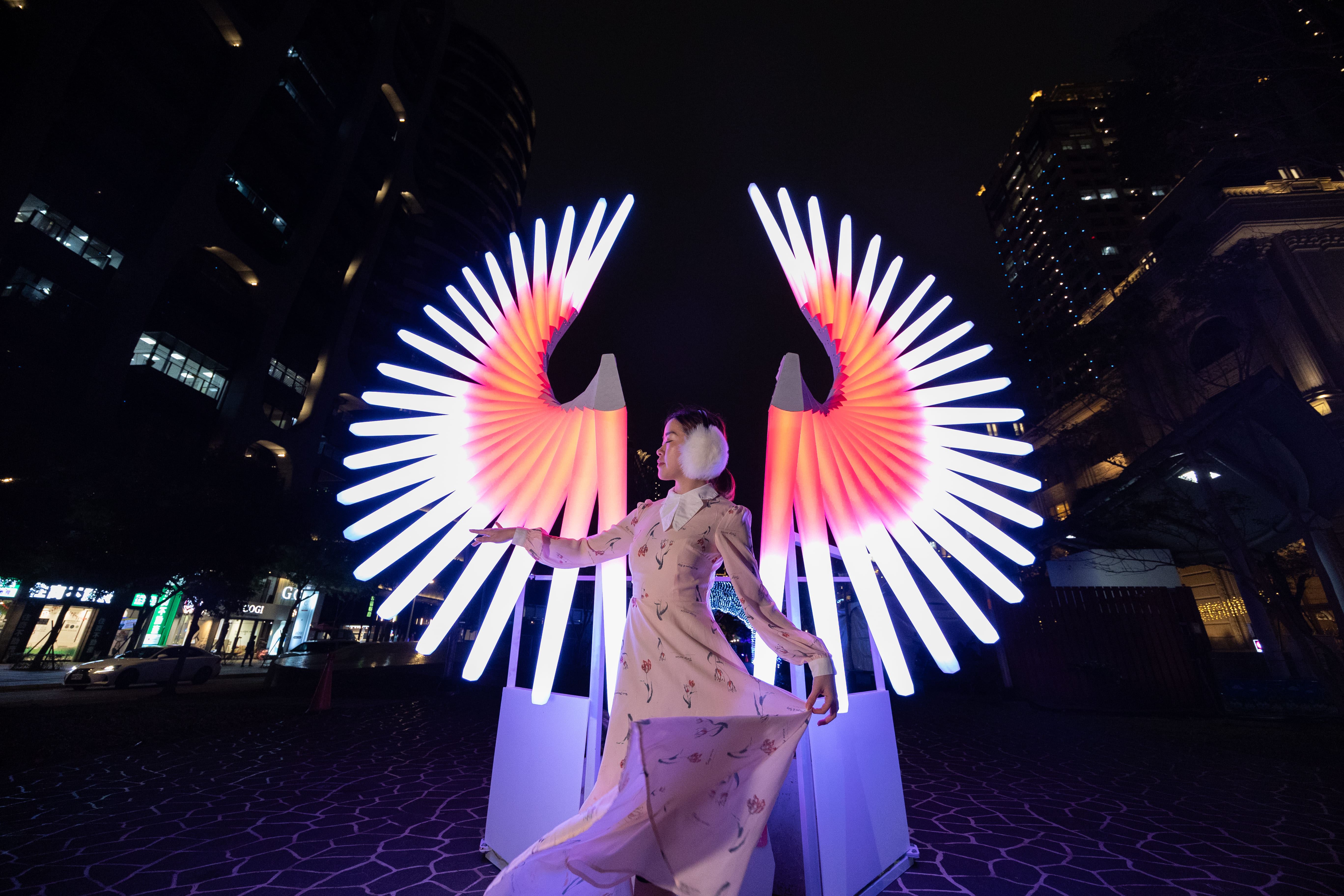 展翅飛翔的《城市之翼》與藝文特區高樓大廈的天際線交相輝映,宛如置身於電影場景之中。