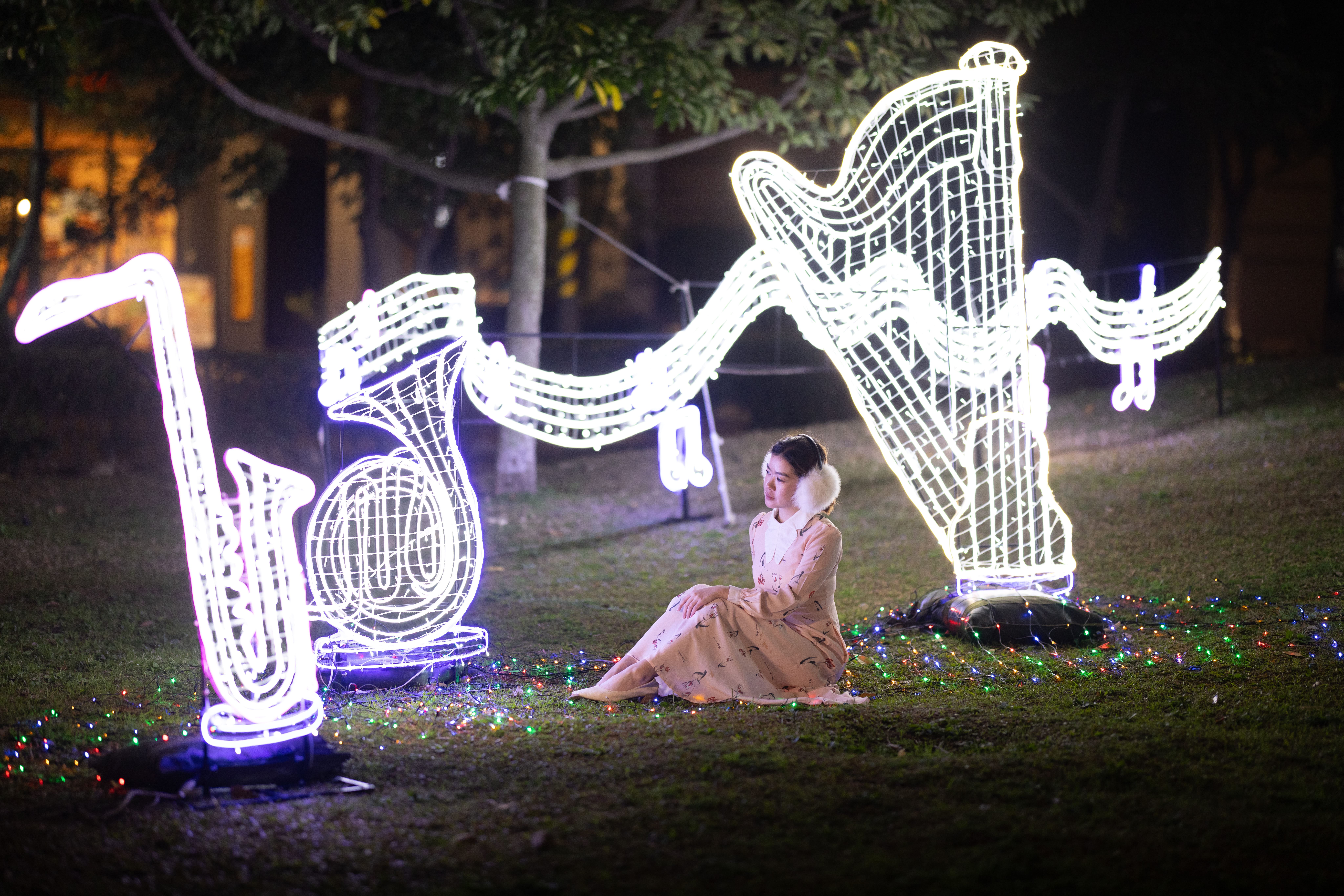 《星光藝閃閃-音符搖擺》勾勒出一幅光影與音樂交織的迷人畫面。