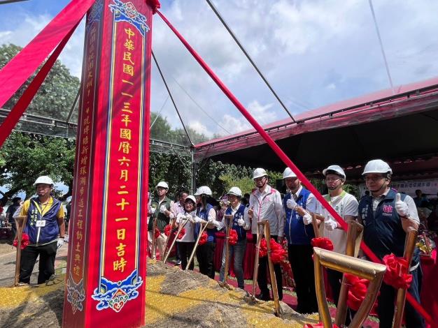  張善政市長、許敏松區長與貴賓們進行動土儀式。