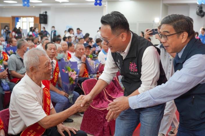 蘇副市長向受獎人代表握手致意。