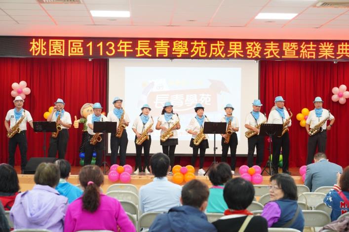 樂音飄揚的薩克斯風表演。