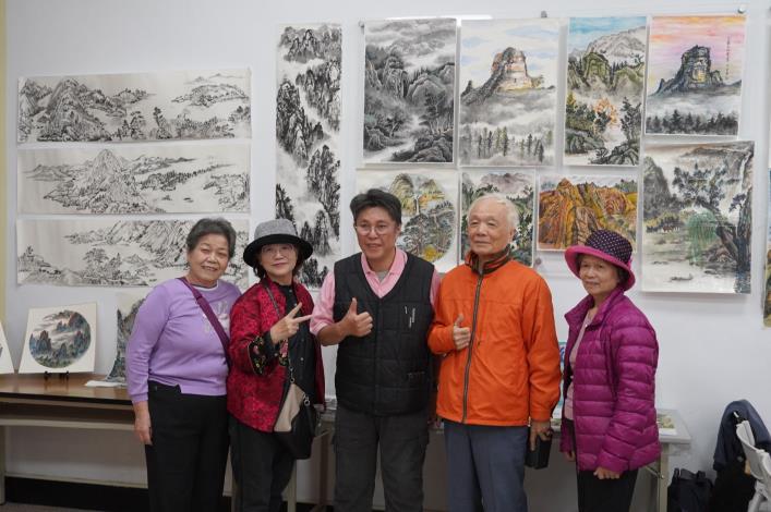 學員開心與作品合影。