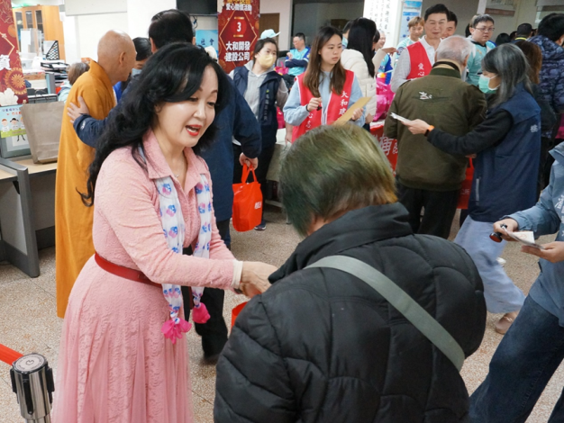  寒冬送暖活動讓桃園區內的弱勢家庭能開心歡喜過好年。