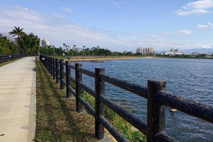 主要步道設施淨寬為3公尺，利於民眾雙向行走。