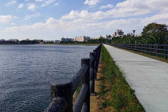 「桃園區桃園大圳1-4號埤塘新增環湖步道工程」啟用之環湖步道可將1-4號生態埤塘內部動線相互串連，提供民眾更優質、更寬廣之環境場域。