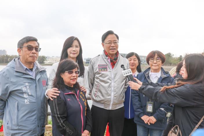 張市長接受媒體聯訪。