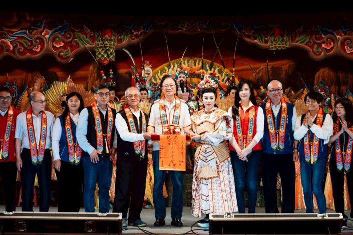 「明華園戲劇總團」帶來傳統大戲《薛丁山傳奇》，市長張善政與孫翠鳳合照。