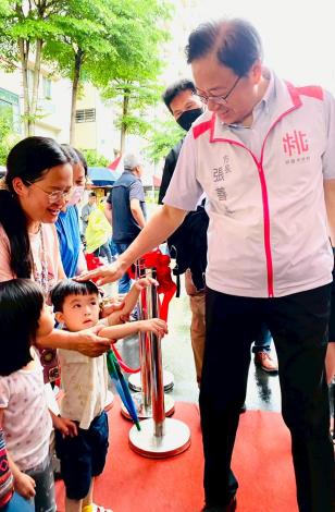 張市長與民眾親切致意。