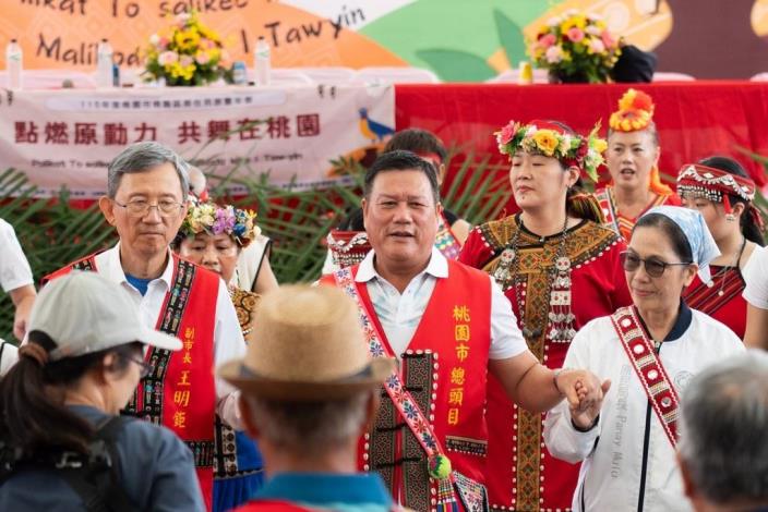 長官們與族人齊跳大會舞