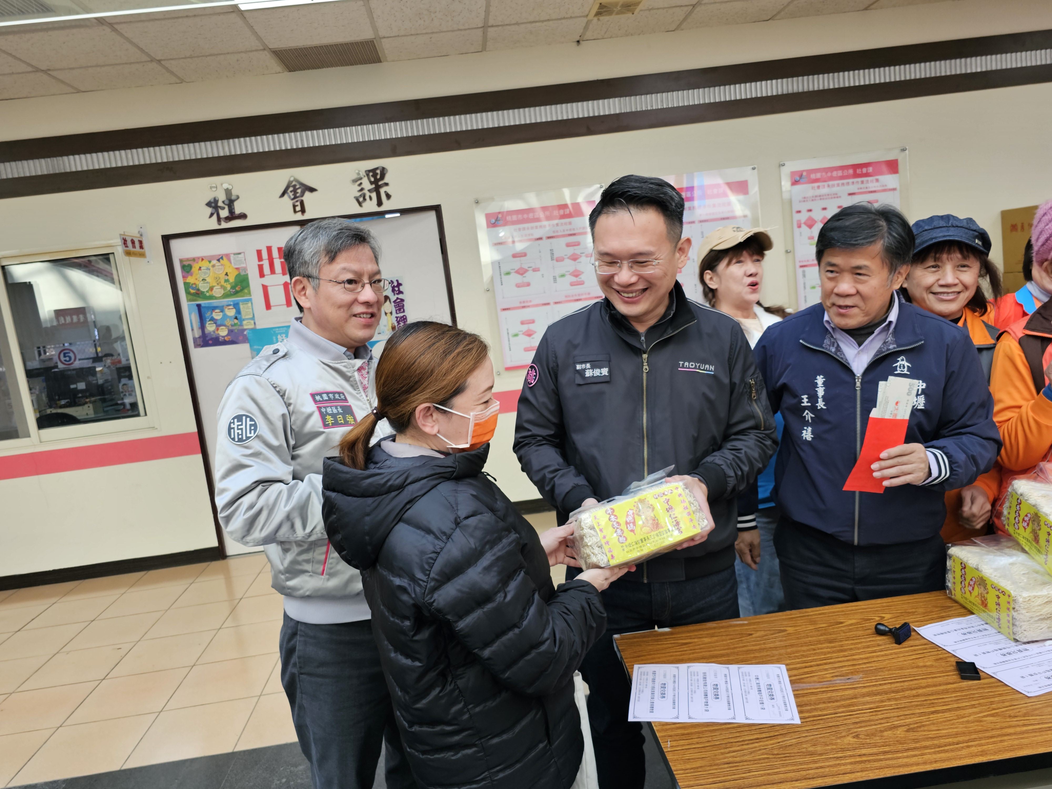 中壢區低收入戶寒冬送暖蘇副長發放物資