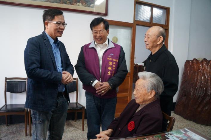 寒冬送暖 楊梅姚區長親訪百歲人瑞關懷生活起居|