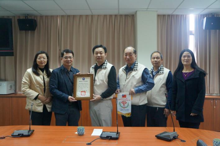 楊梅姚區長頒感謝狀給桃園市塑膠製品商業同業公會