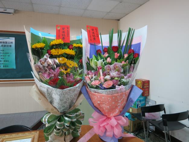 桃園市楊梅區公所105年度退休人員歡送會致贈花束