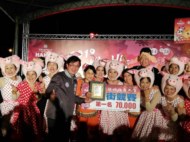 楊梅區長羅國裕頒發獎金給踩街競賽第1名隊伍