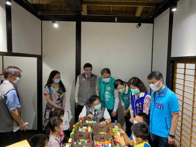 鄭市長文燦於埔心故事館內與瑞埔國小學生於親子遊戲區進行互動
