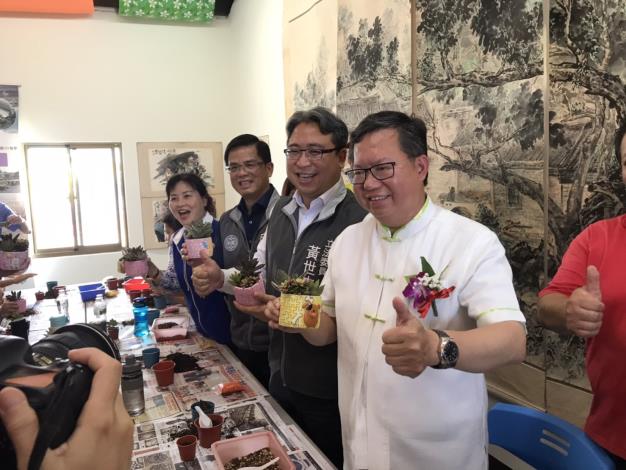 市長一同參與多肉植物DIY體驗活動