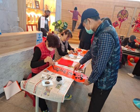 市民朋友排隊領春聯