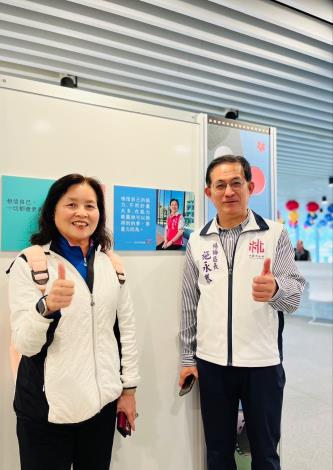 議員與區長合影