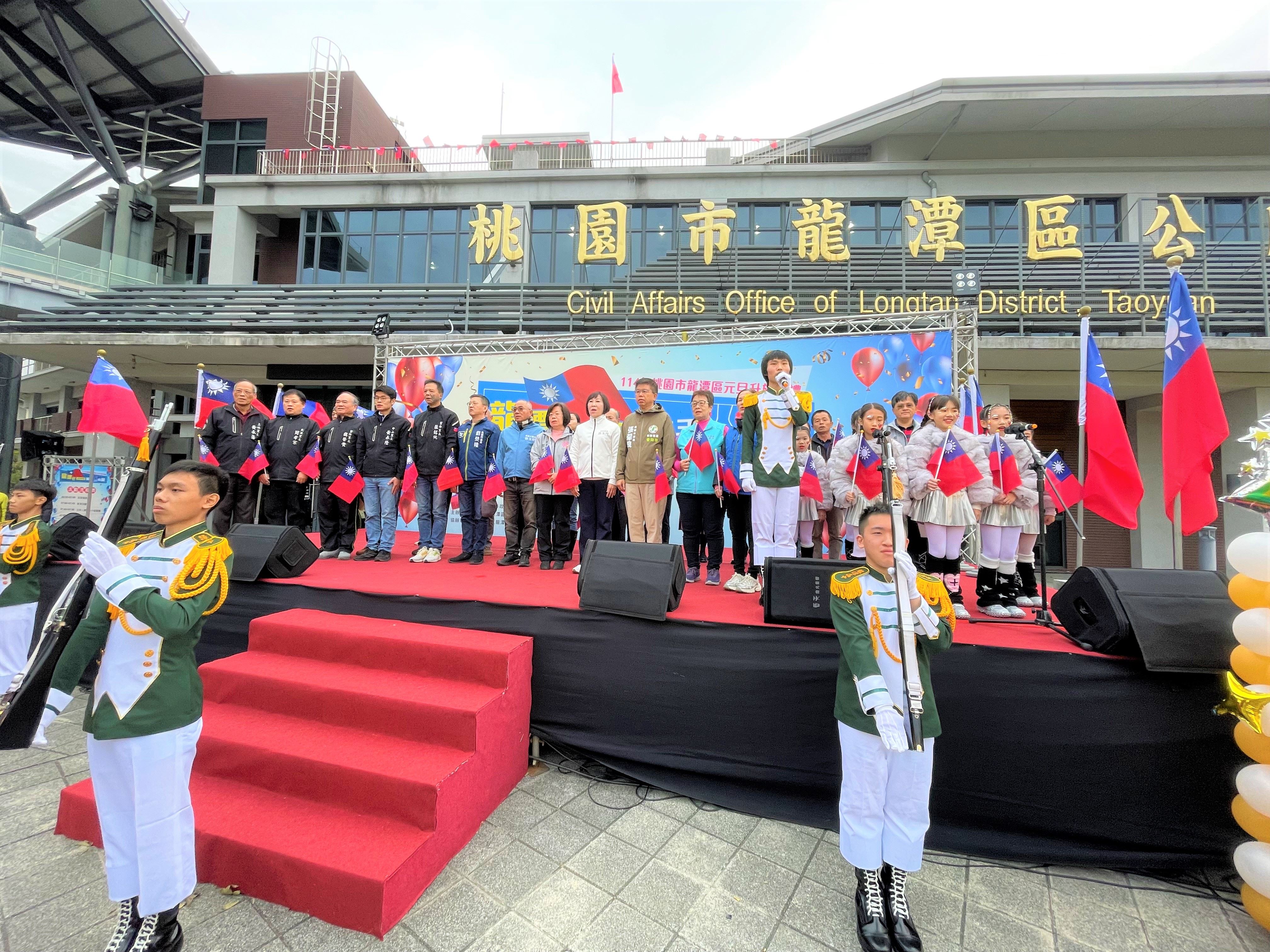 3龍潭高中儀隊及領唱.JPG
