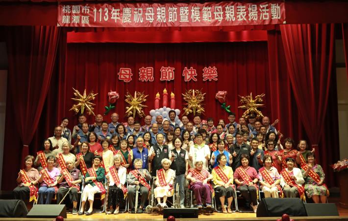 113模範母親表揚活動大合照-比愛心.JPG