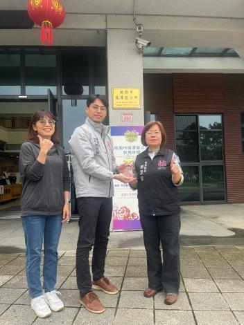 區長與工務課課長及承辦同仁合影2