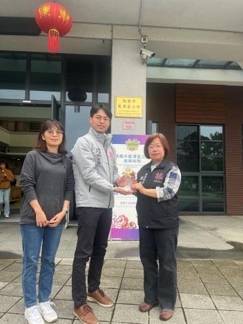 區長與工務課課長及承辦同仁合影1