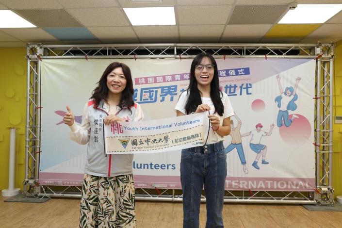 圖5.侯局長頒發授旗儀式給中央大學志工