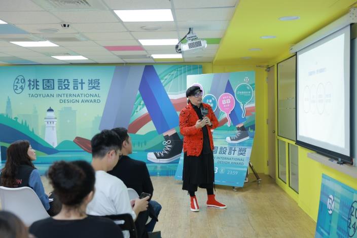設計獎規則說明(圖為台灣設計聯盟吳介民副理事長)