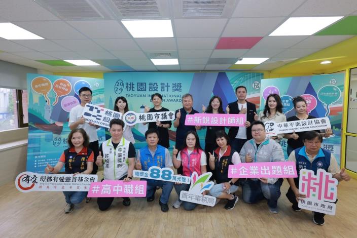 合照(前排左一起議員陳美梅主任張玉峰、議員張曉昀助理許柏清、議員梁為超主任劉俊坤