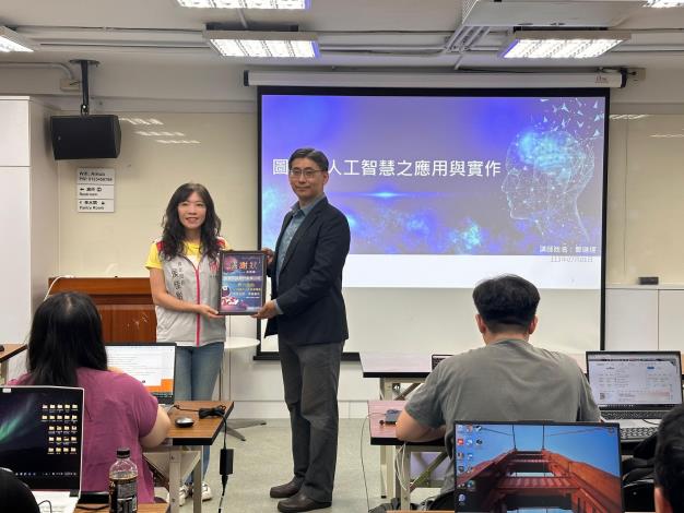 青年局侯佳齡局長致贈感謝狀予智泰科技