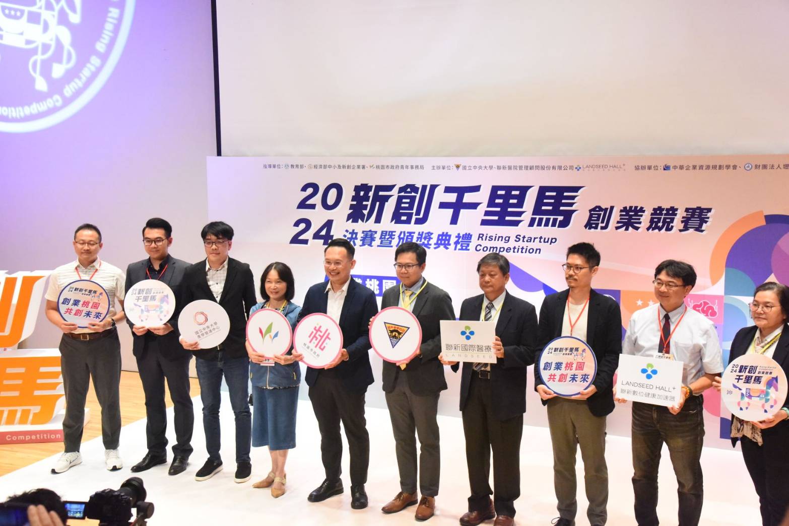 大合照系列，共二張