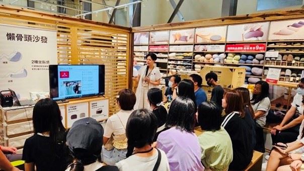 與台灣無印良品股份有限公司合作，企業主管向學員介紹日系零售業的經營理念與分享工作甘苦談