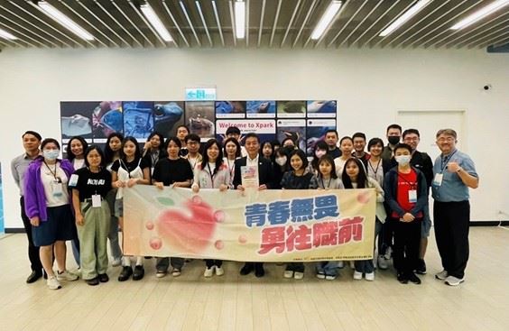 與台灣橫浜八景島股份有限公司-Xpark合作辦理一日職場體驗，桃園青年局侯佳齡局長與企業主管、學員們拍攝活動大合照