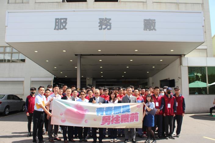 與桃苗汽車股份有限公司合作辦理一日職場體驗，桃園市政府青年事務局侯佳齡局長與張喬柏總經理及其他企業主管、學員們拍攝活動大合照