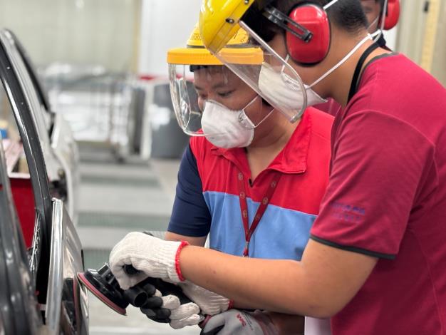 學員於桃苗汽車股份有限公司道場實際演練，深入了解汽車修繕過程