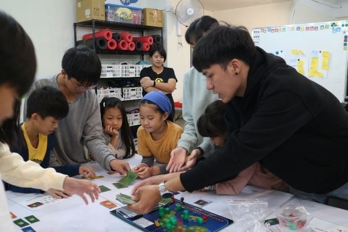 圖1、以桌遊代替「傳統式教學」,將永續教育帶入學校。