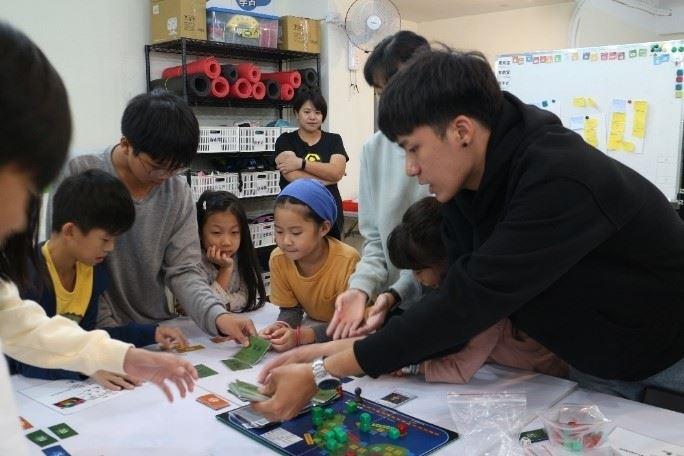 圖1、以桌遊代替「傳統式教學」，將永續教育帶入學校。