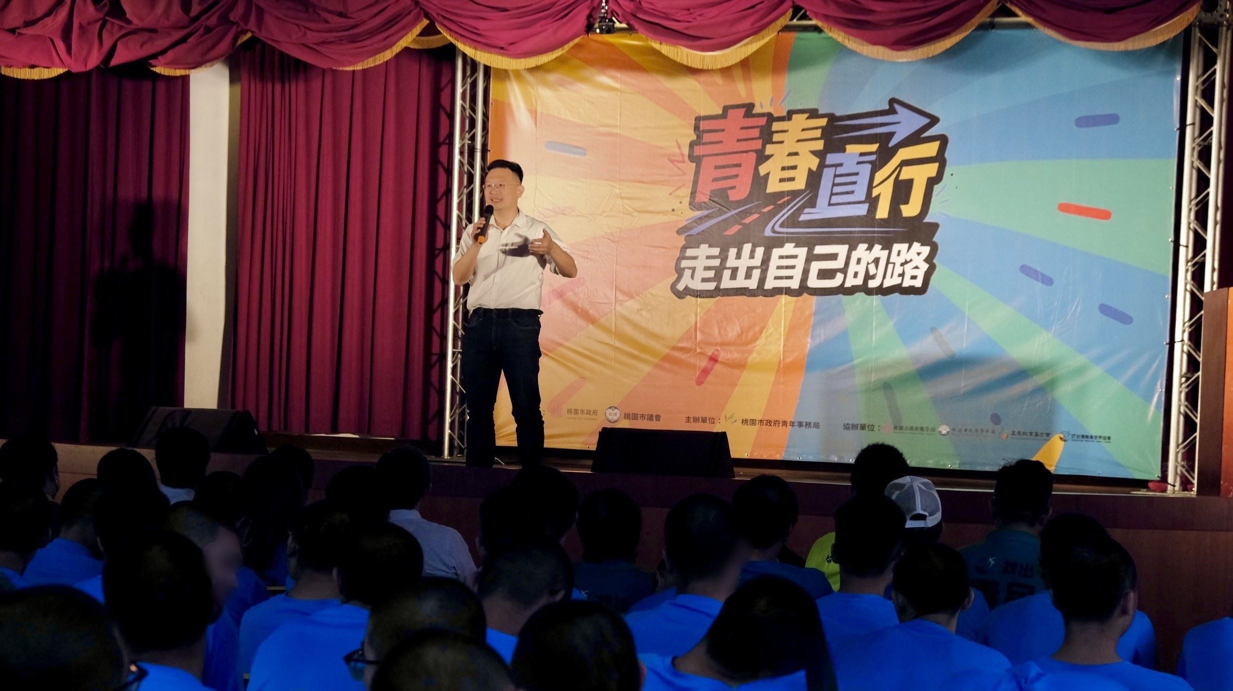 圖1.蘇俊賓副市長在台上與敦品中學學生分享及勉勵