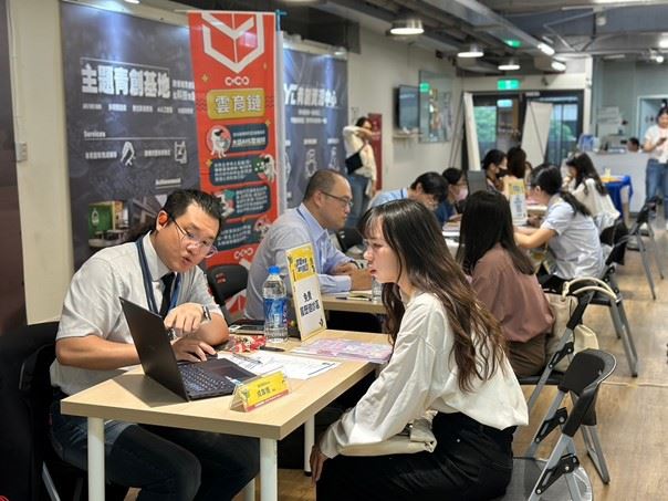 媒合會現場邀集多家企業參與,並設有職涯諮詢專區提供免費諮詢服務