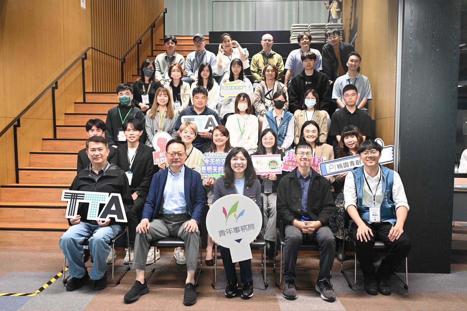 01桃園青年局侯佳齡局長(第一排左3)、安聖泰博士(第一排左2)與北北基桃團隊合影
