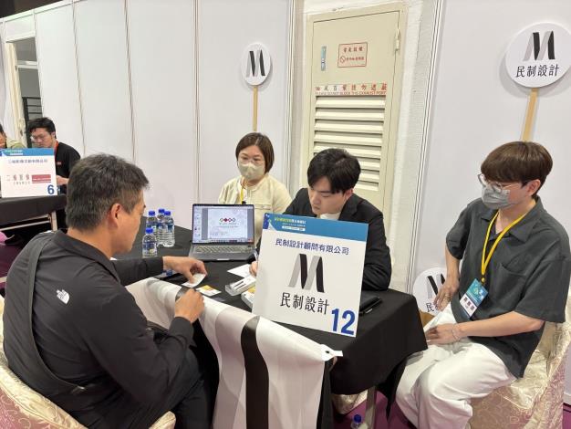 圖3-青年設計團隊與企業買主洽談情形(青年局提供)