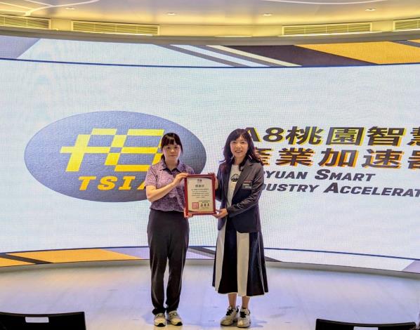 陳縣綉主任代表學院贈予青年局感謝狀
