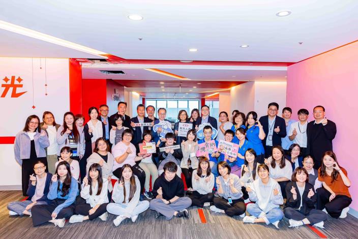 去年獲認證的社企中，近6成拓展新合作案；例如彤鳥社企與新光人壽及桃園社福單位共同推動易讀手冊，使資訊服務更為友善易讀