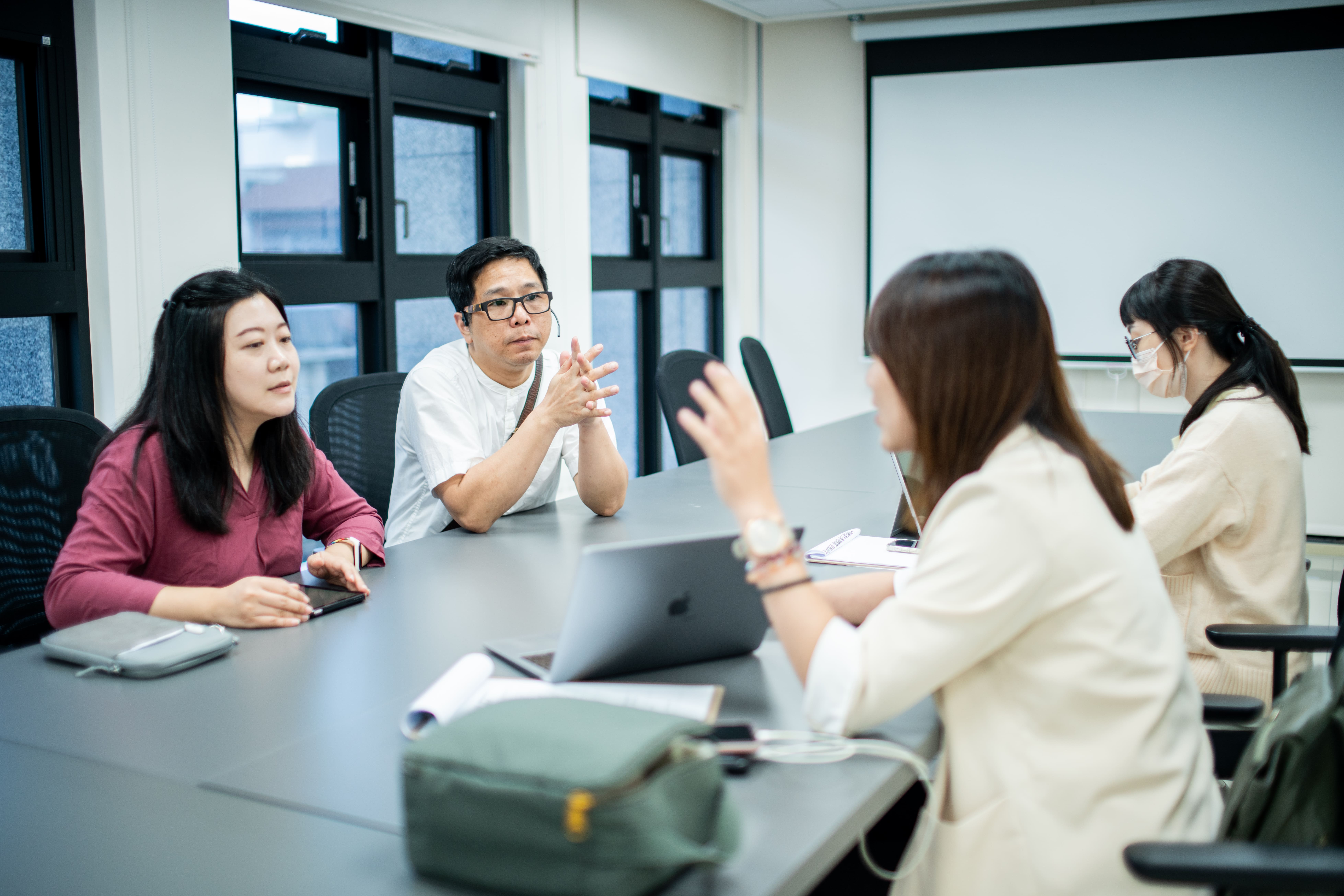 一對一輔導顧問協助青創團隊釐清創業架構，並依團隊發展狀況提供專業建