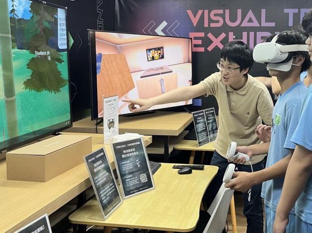 圖2-學生透過VR體驗,親身感受XR互動科技